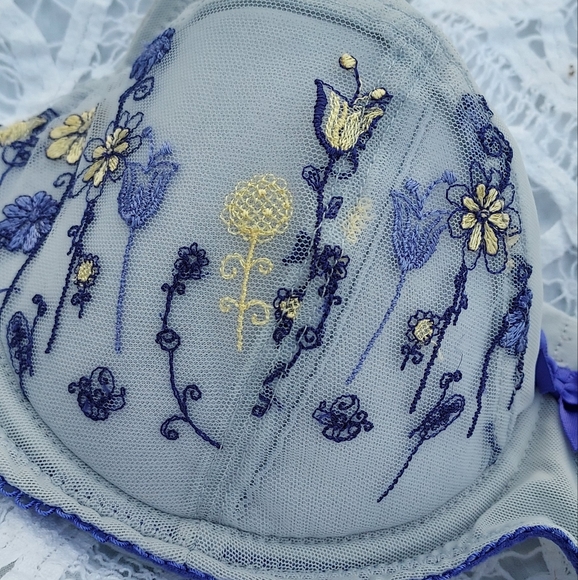 Adore Me Bra and Underwear Set - Picture 2 of 9